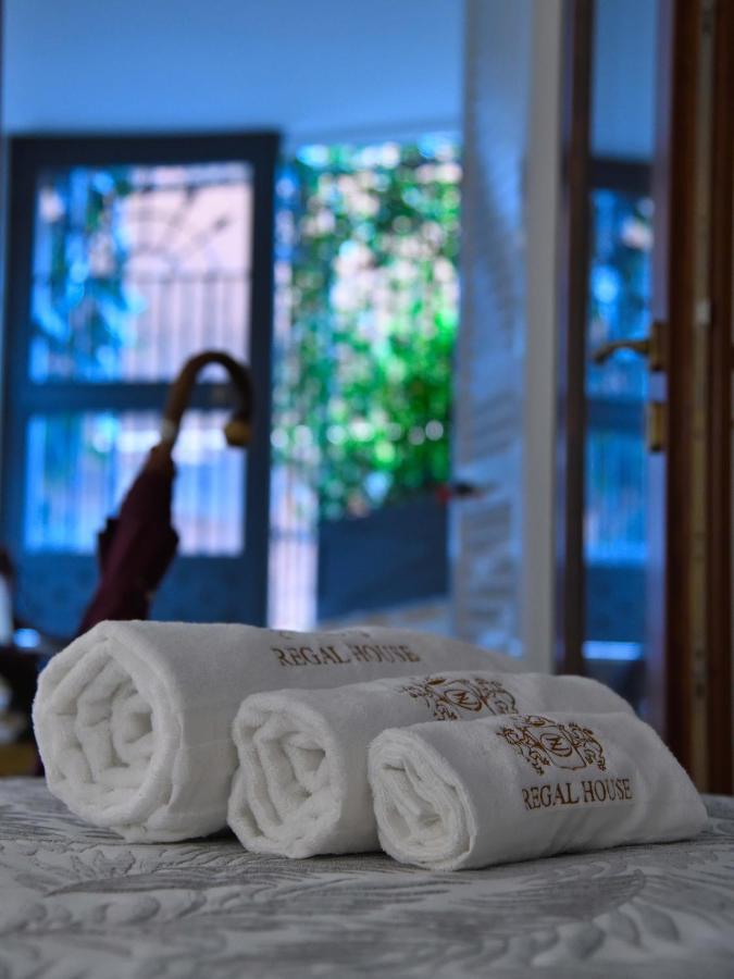 Отель Regal House Roma Capucci 6 Экстерьер фото