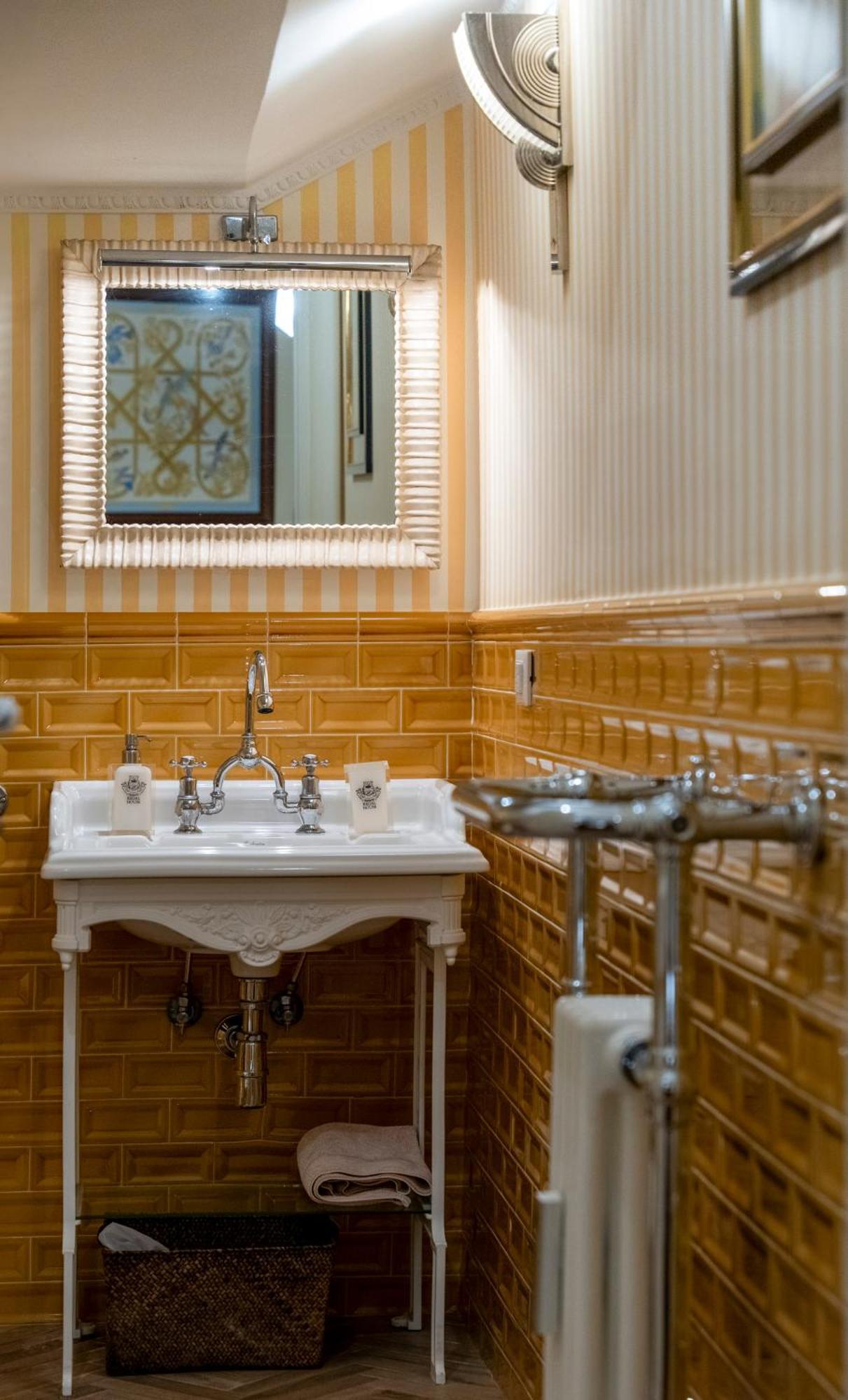 Отель Regal House Roma Capucci 6 Экстерьер фото