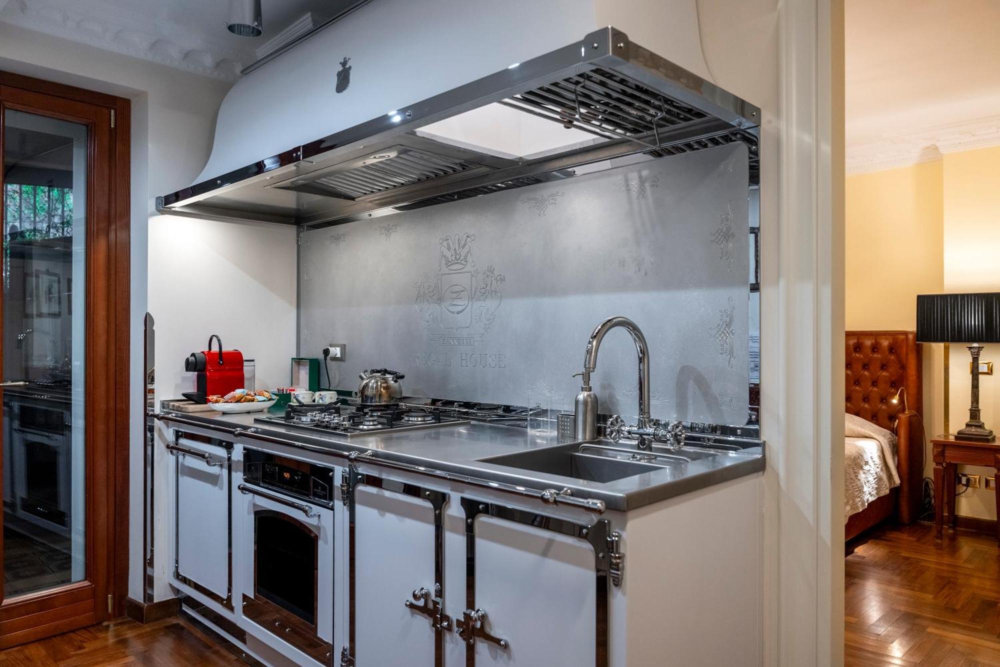 Отель Regal House Roma Capucci 6 Экстерьер фото